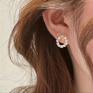 NEW women’s Tiny Delicate Bow With Wreath Design Stud Earrings